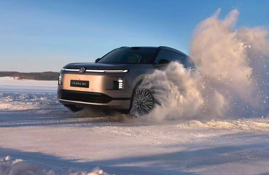 3月3日消息,上汽大众于昨日正式宣布,其首台EA211“黄金增程器”已顺利下线,该增程器将率先搭载于旗下全新车型ID.ERA 9X,新车计划于2026年3月底开启预售,标志着上汽大众正式发力增程式新能源赛道,进一步完善其新能源产品矩阵。